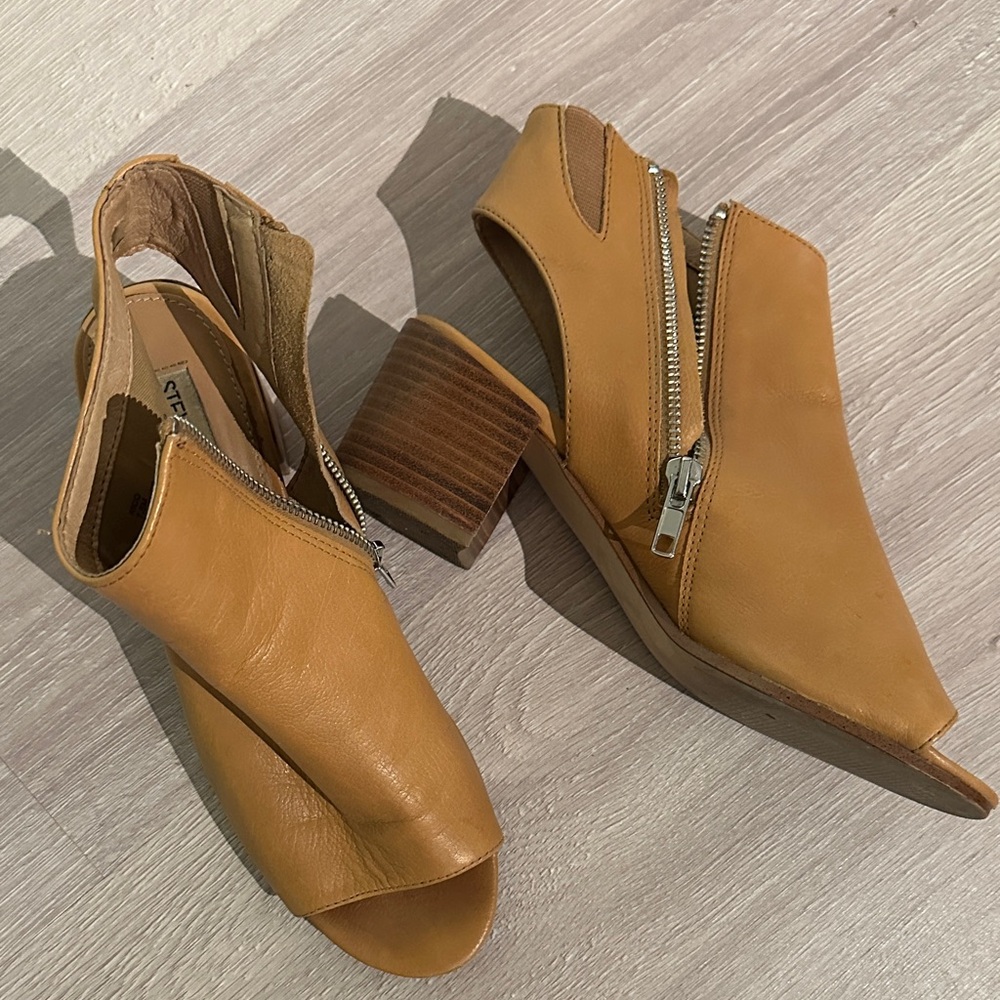 Steve Madden Leather Open-Toe Block Heel Shoes. Tan in colour, size 7.5.